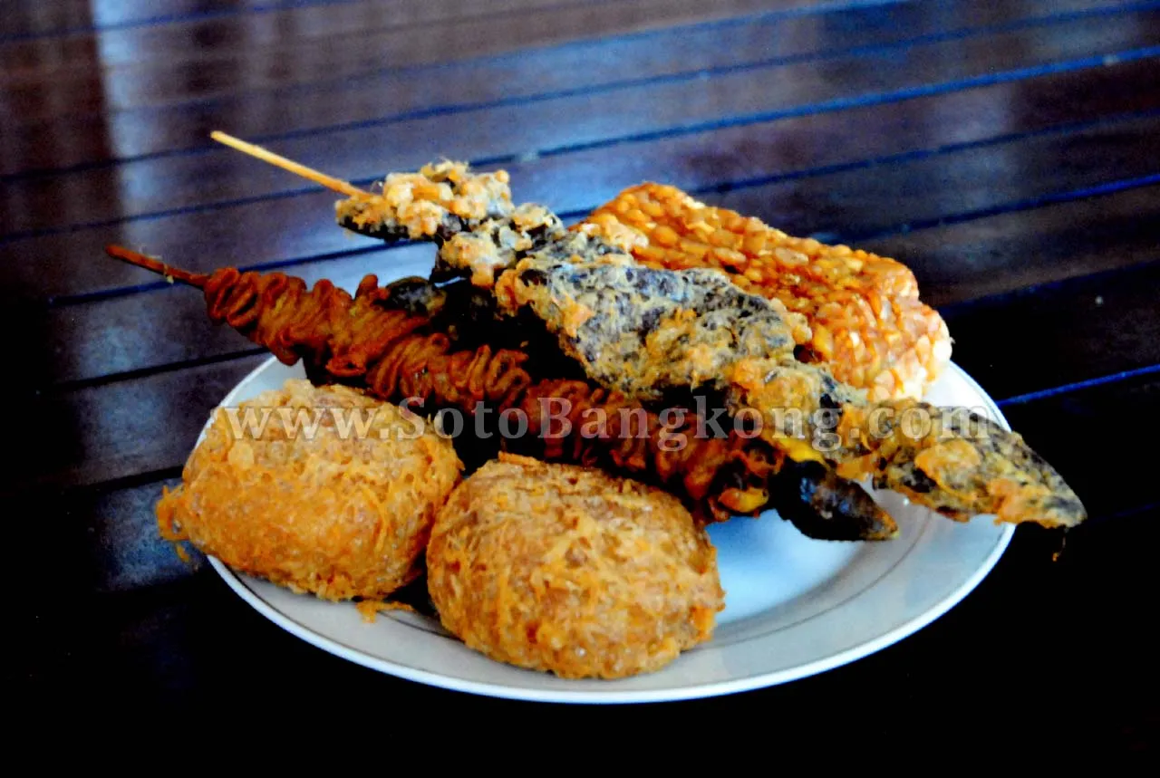 Menu Pergedel, Tempe Goreng, Sate di Soto Bangkong Semarang Jakarta Menu Menu Pergedel, Tempe Goreng, Sate di Soto Bangkong Semarang Jakarta